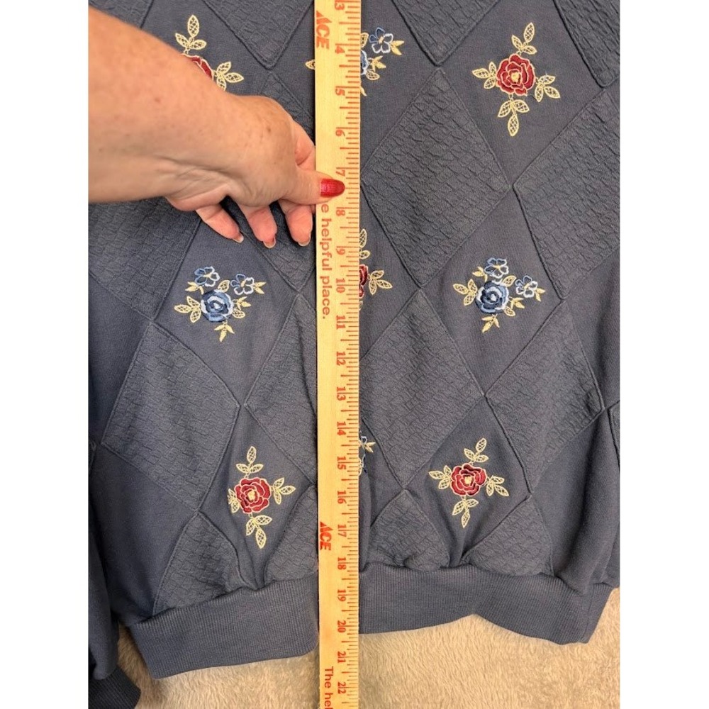 Alfred Dunner Petite‎ Blue Floral Embroidered Quilted Argyle Sweatshirt Medium P - Picture 6 of 7